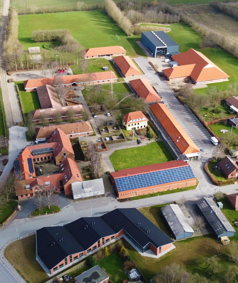 Oversigtskort over Salling Efterskole med bygninger, sportsfaciliteter og grønne områder set fra luften